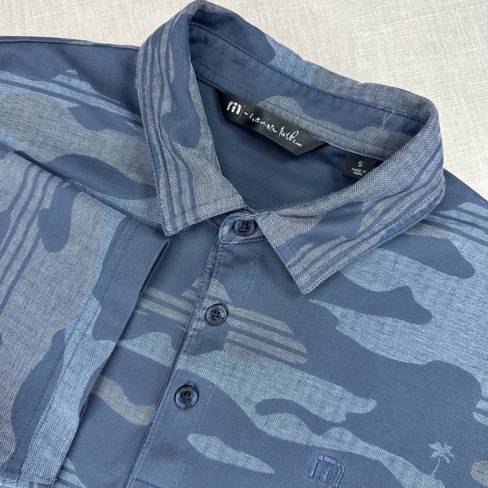 TravisMathew Polo Shirt Mens Small Blue Camo Tropical Palm Tree Short Sleeve EUC